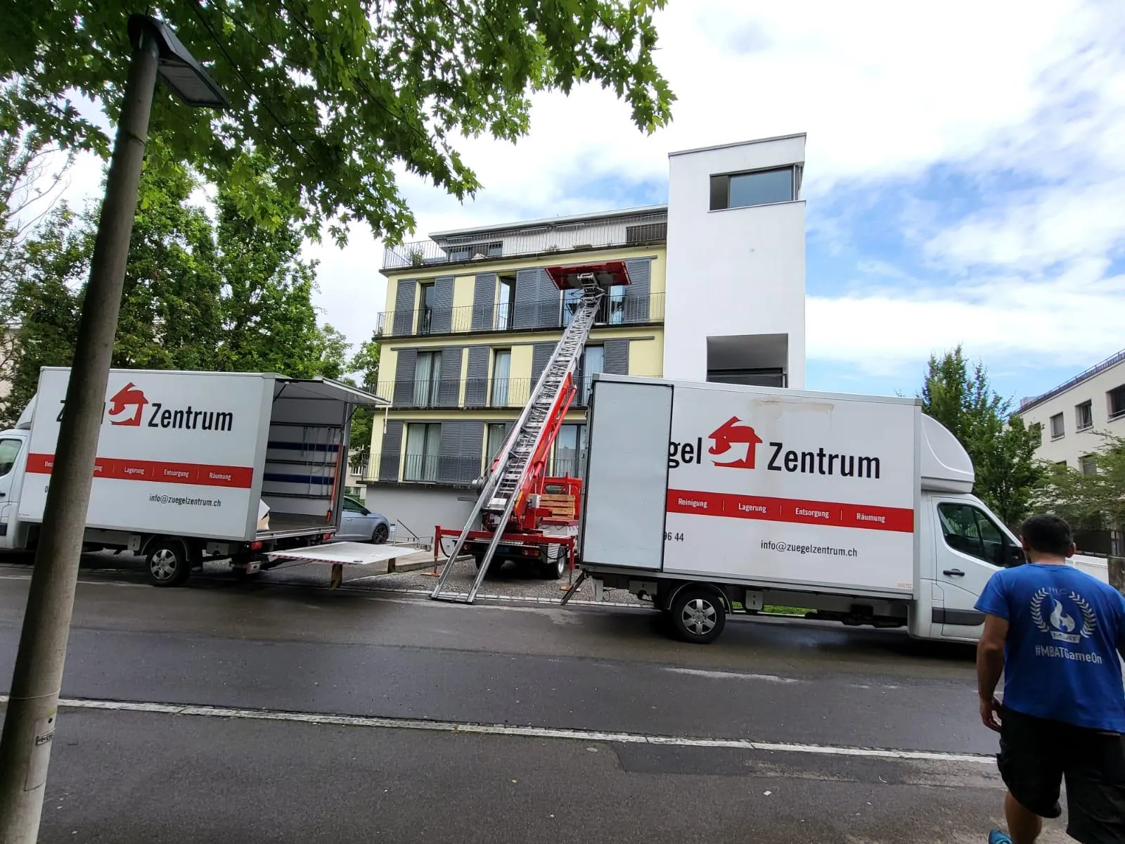 Möbellift und Umzugswagen von Zügelzentrum bei einem Firmenumzug