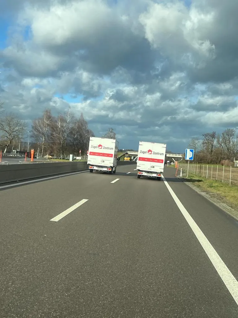 Möbellift und Umzugswagen von Zügelzentrum bei einem Firmenumzug