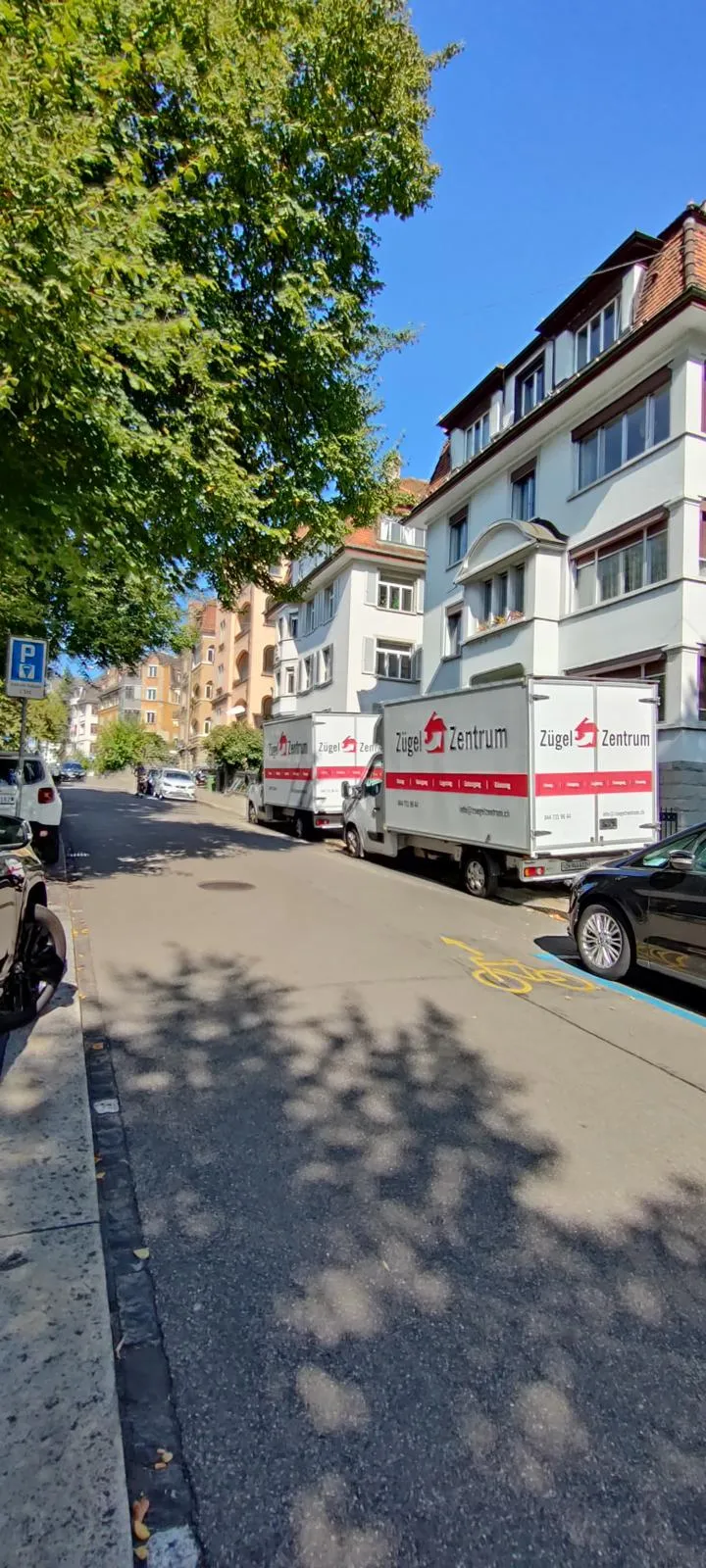 Lieferwagen der Umzugsfirma Zügelzentrum für Privatumzüge am Zürichsee